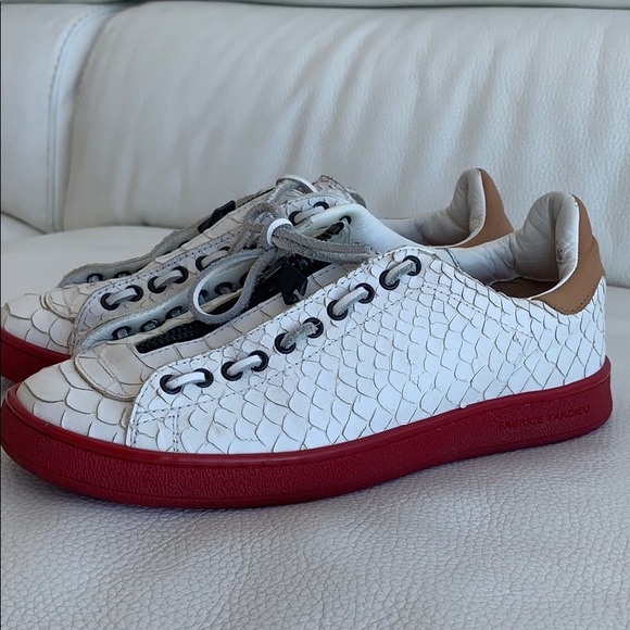 Sneak Sneacker - Picture 1 of 3